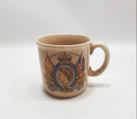 1953 KRALİÇE ELİZABET'İN TAÇ GİYME TÖRENİ HATIRASI PORSELEN MUG BARDAK